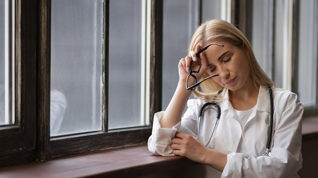 Trabajar de pie ocho horas al día pasa factura: estos son los riesgos para tu espalda, piernas y circulación