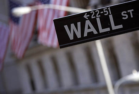 Wall Street sube animado por Europa. El Dow Jones corona los 12.000 puntos