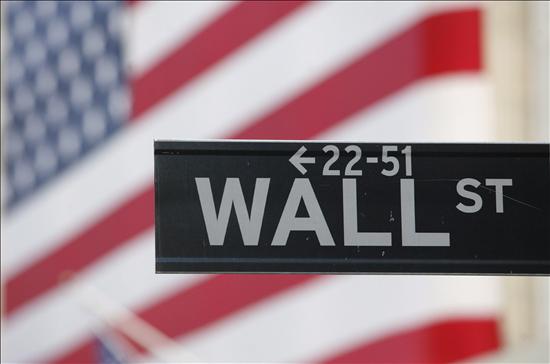 Wall Street en tono mixto tras malos datos macro