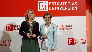 Recoge el premio María Giménez, Directora de Financiación y Tesorería de AEDAS HOMES y entrega el premio Mª Ángels Vallvé, Presidenta y fundadora de GVC Gaesco