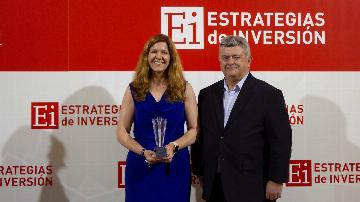 Recoge el premio Meritxell Soler, Directora de Relación con Accionistas de CaixaBank y entrega Santiago Fernández Valbuena, Fundador y Vicepresidente de EBN Banco