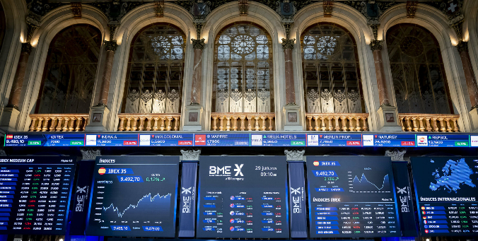 El Ibex 35 cierra por debajo de los 17.700; Solaria, Aena y Fluidra ...