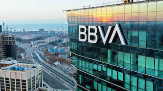 Barclays mejora su previsión de ganancias para BBVA pero rebaja su precio objetivo a 6,5 euros