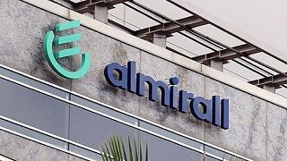 Almirall pierde 40,9 millones en 2021 y pagará dividendo de 0,19 euros