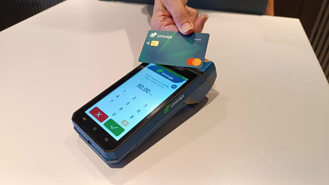Unicaja impulsa la accesibilidad en los comercios con la actualización gratuita de sus TPV
