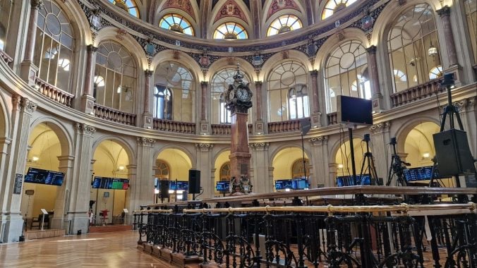 El Ibex 35 se acerca a los 19.100 puntos con Ferrovial y Solaria disparadas