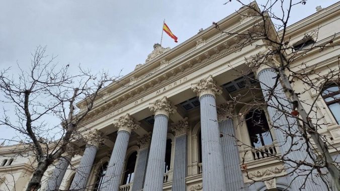 El Ibex 35 cierra por primera vez en su historia por encima de los 18.000 puntos por el motor de los bancos
