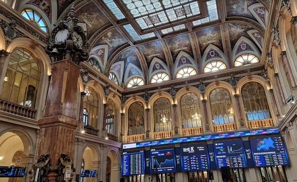 El Ibex 35 ya busca los 19.800 puntos con Solaria disparada
