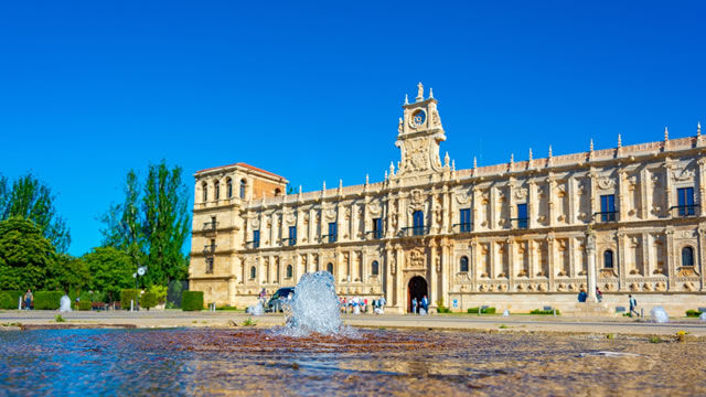 Endesa y Naturgy se encargarán del suministro de energía en Paradores por un año