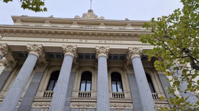 El Ibex 35 consolida posiciones sobre los 15.300 puntos ante los recortes de Repsol y los bancos