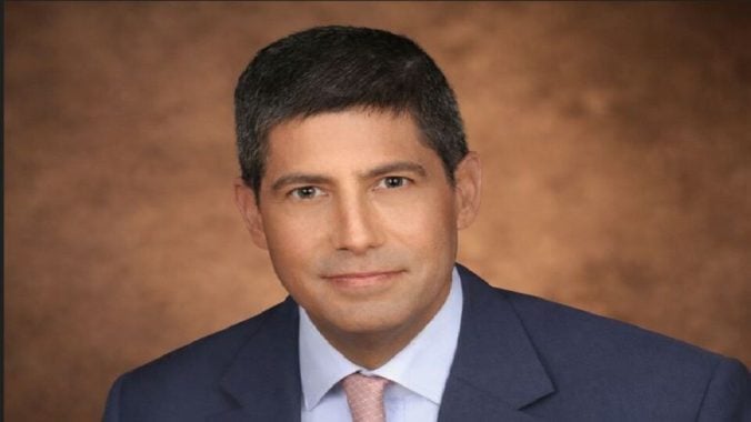 Kevin Warsh asume la presidencia de la Fed en un momento crítico para la economía