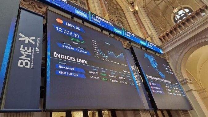 El Ibex 35 rompe los 12.000 puntos con la mayor subida del año con IAG, Indra y los bancos