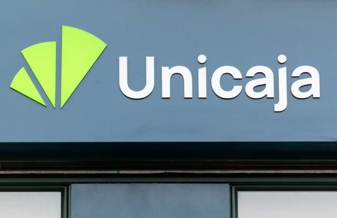 Unicaja paga 49 millones de euros por bonos CoCos emitidos en 2013