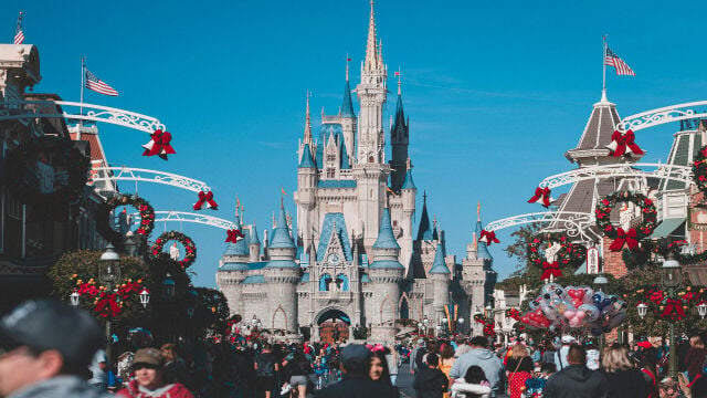 ¿Por qué Disney tiene una posición competitiva establecida?