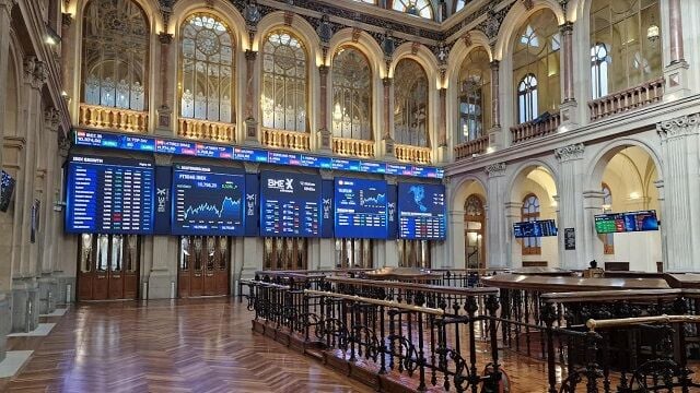 El Ibex 35 retoma los 19.700 puntos con la ayuda de los bancos, encabezados por Unicaja y Santander