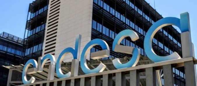 Endesa dona diez equipos de rayos X portátiles y un tac de última generación