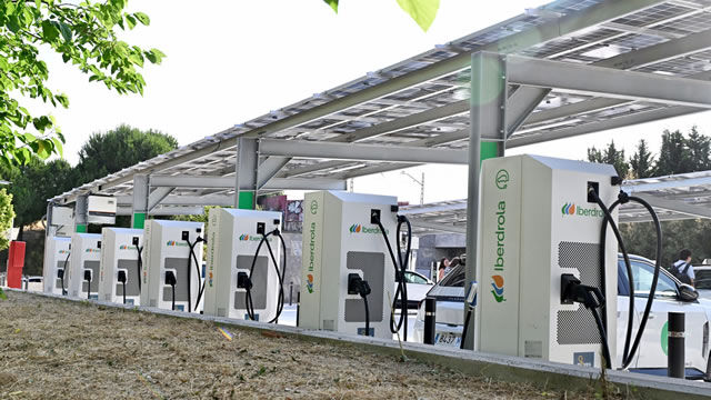 Iberdrola y la Comunidad de Madrid inauguran la electrolinera de carga rápida más grande de Madrid