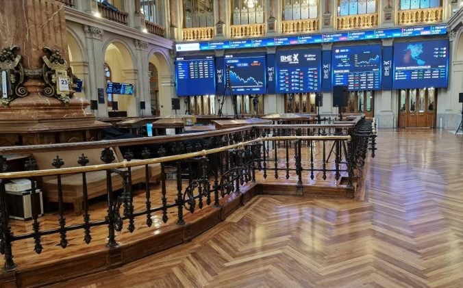 El Ibex 35 se repliega a pesar del acercamiento entre EE.UU e Irán, a la espera del sí de Trump