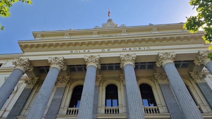 El Ibex 35 se aferra a los 20.000 puntos con ayuda de Repsol, Puig y Acerinox