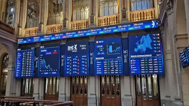 El Ibex 35 salva la sesión al borde de los 19.700 puntos. Tensión máxima en el petróleo y los bonos