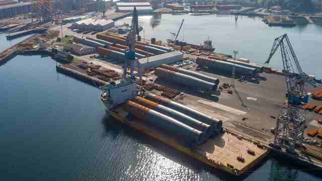 Iberdrola recibe los últimos monopilotes fabricados por Navantia - Windar para su parque eólico marino Windanker