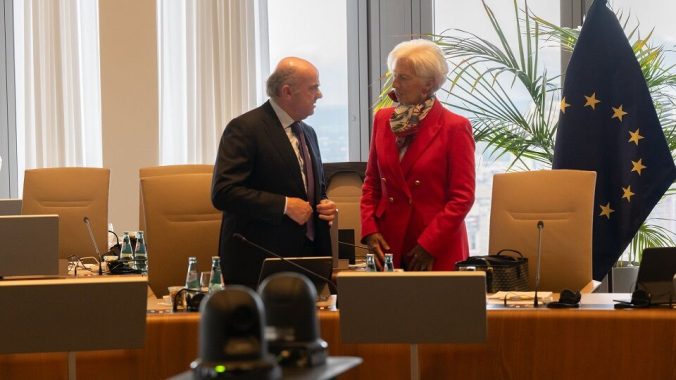 Guindos pide esperar a la postura del Gobierno sobre la OPA de BBVA a Banco Sabadell