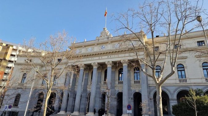 El Ibex 35 cierra a la baja, en los 20.056 puntos, con la banca como lastre
