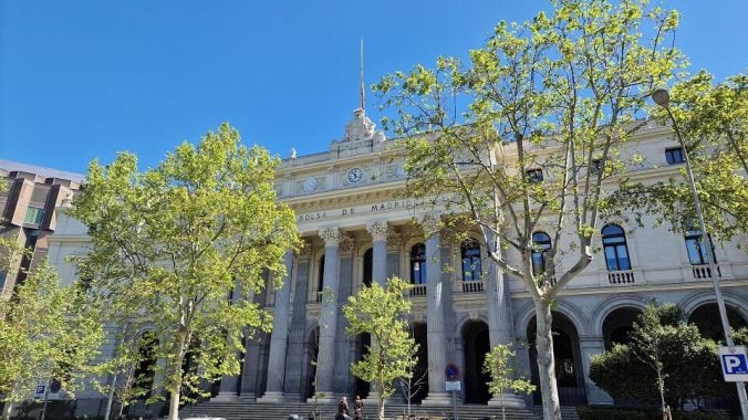 El Ibex 35 cierra en verde una jornada accidentada, salva 'in extremis' la semana y sube un 4,2% en abril