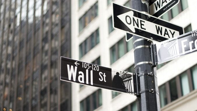 Dow Jones baja pero salvará la semana en positivo; Nasdaq sigue sin levantar cabeza