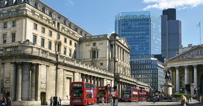 El Banco de Inglaterra sube los tipos un cuarto de punto, hasta el 0,5%