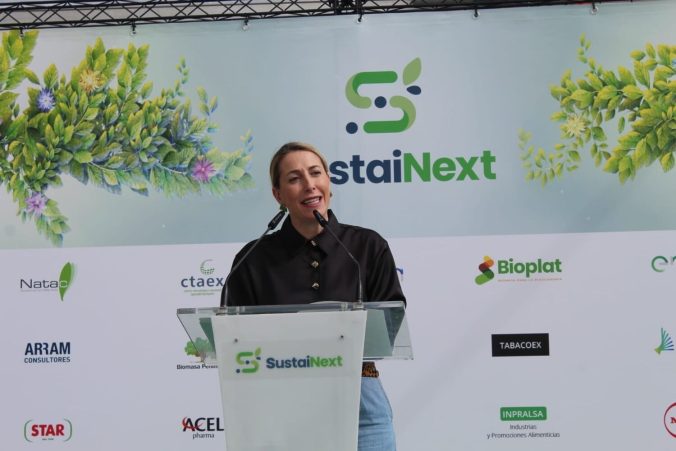 La presidenta de Extremadura visita  la fábrica de Natac en Hervás