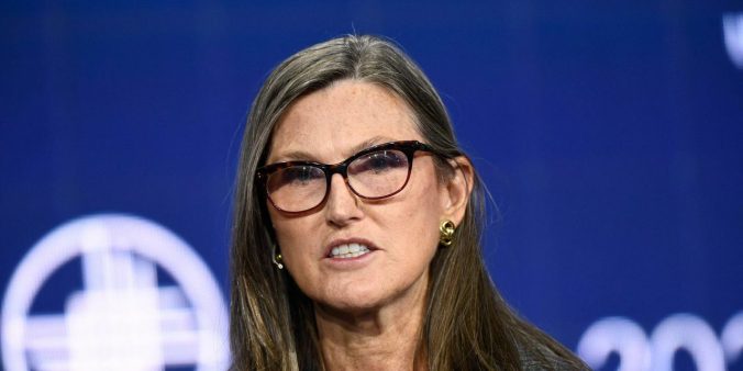 Cathie Wood abre posiciones en AMD y cierra en Adobe