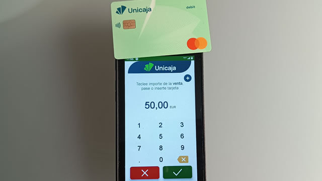 Unicaja recicla en un año casi 220.000 tarjetas y evita la emisión de 2,4 toneladas de CO2