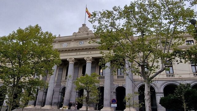 El Ibex 35 cierra en positivo gracias a la caída del petróleo con el apoyo de Solaria e Indra