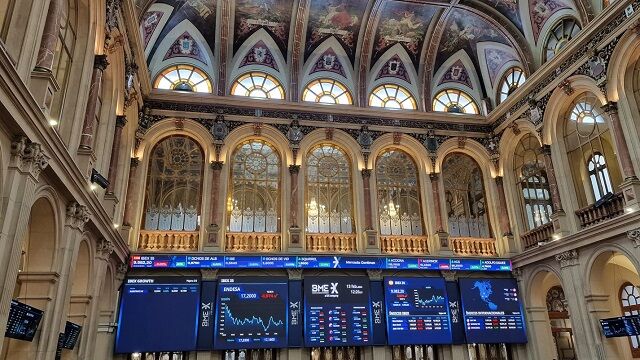 El Ibex 35 recupera los 19.700 puntos y termina la semana en positivo con el subidón de Solaria
