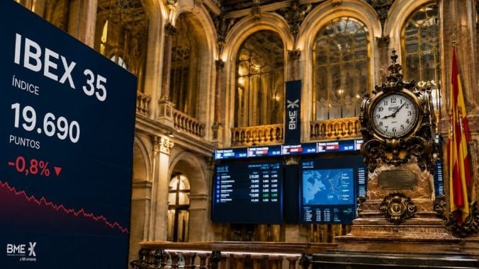 El Ibex 35 recoge beneficios pero no se aparta de los 19.700 puntos, a pesar de Cellnex y Endesa
