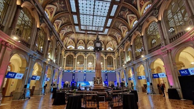 El Ibex 35 cae con fuerza y pone en riesgo los 19.600 lastrado por Inditex, CaixaBank y Santander