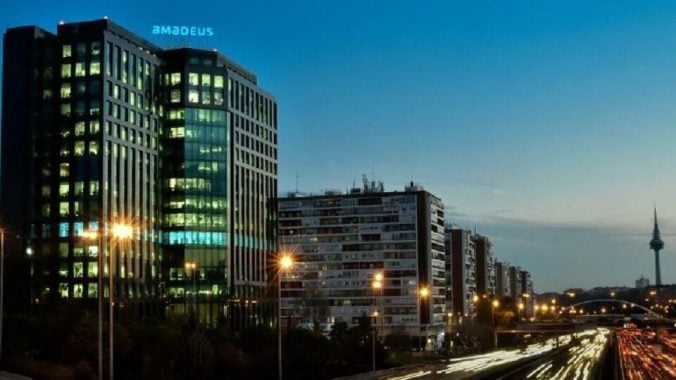 La diversificación salva a Amadeus: el negocio resiste la crisis en Oriente Medio pero su beneficio cae un 3,7%