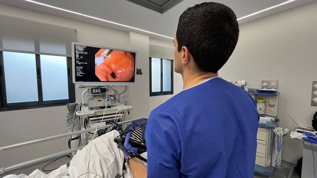 Quirónsalud Sagrado Corazón aplica dos nuevas técnicas de endoscopia avanzada para resolver complicaciones graves en pacientes oncológicos