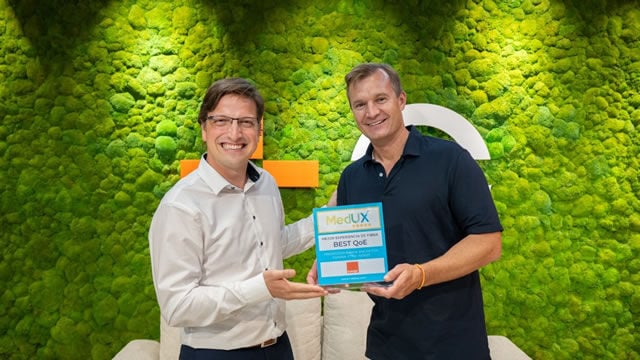 Meinrad Spenger, CEO de MasOrange recogiendo el premio otorgado por MedUX a la mejor experiencia de fibra en España