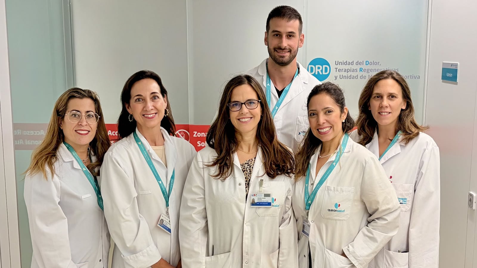 La Dra. Almudena Fernández-Bravo (centro), junto al resto del equipo médico de la unidad La Dra. Almudena Fernández-Bravo (centro), junto al resto del equipo médico de la unidad