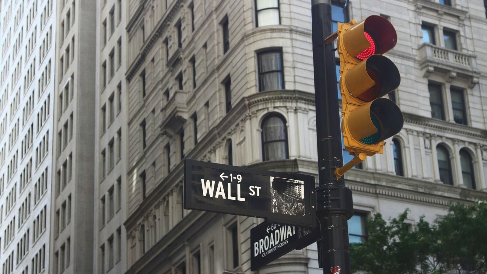 Wall Street semaforo2 1600 (1) Semáforo con la indicación de la calle de Wall Street