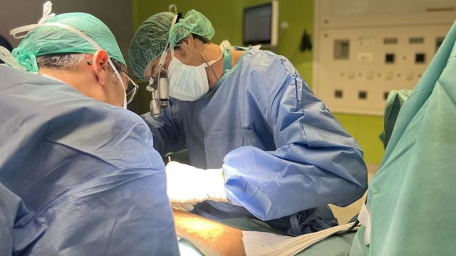 El doctor Alejandro Li&ntilde;&aacute;n durante una cirug&iacute;a de Enfermedad de Sudeck en el Hospital Quir&oacute;nsalud Sagrado Coraz&oacute;n
