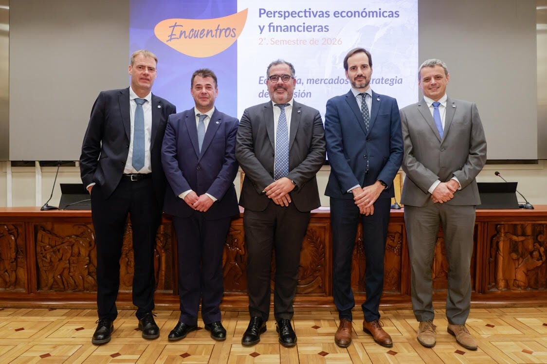 De izquierda a derecha: Bas Fransen, director de Mercado de Capitales de Caja Ingenieros; Carlos Asensio, director del Área de Servicios al Socio de Caja Ingenieros; Juanjo Llopis, director general de Caja Ingenieros; Daniel Sullà, director general de Caja Ingenieros Gestión; y Josep MªVilarrúbia, director de Research de Caja Ingenieros De izquierda a derecha: Bas Fransen, director de Mercado de Capitales de Caja Ingenieros; Carlos Asensio, director del Área de Servicios al Socio de Caja Ingenieros; Juanjo Llopis, director general de Caja Ingenieros; Daniel Sullà, director general de Caja Ingenieros Gestión; y Josep MªVilarrúbia, director de Research de Caja Ingenieros