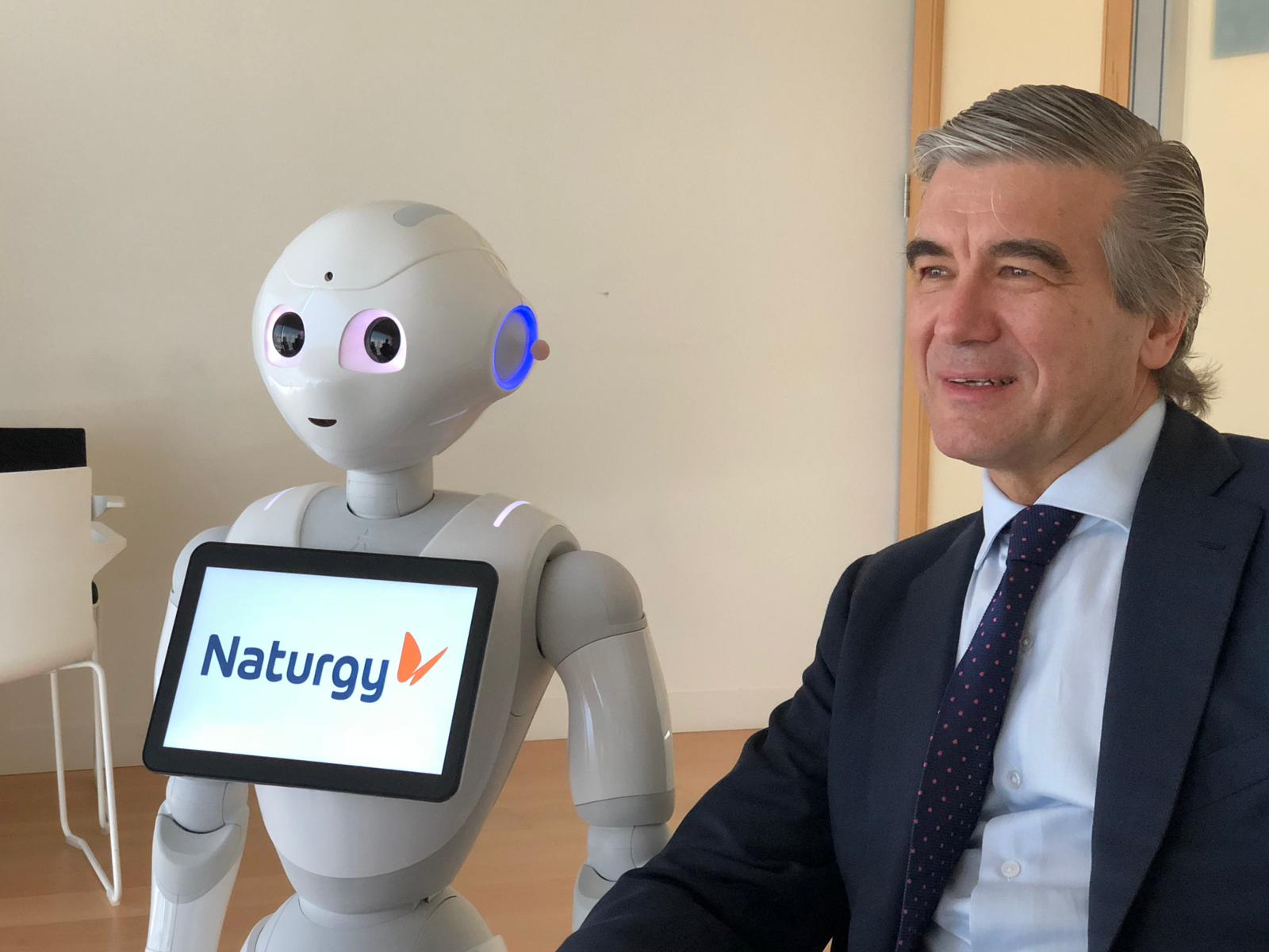 El presidente ejecutivo de Naturgy Francisco Reynés acompañado por Pepe el robot humanoide de Naturgy