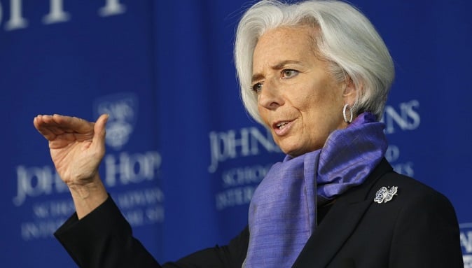 Lagarde advierte de que subir tipos con rapidez ahogaría la recuperación 