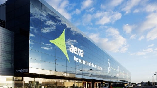 Aena cierra terminales de los aeropuertos españoles y cede en el Ibex 35