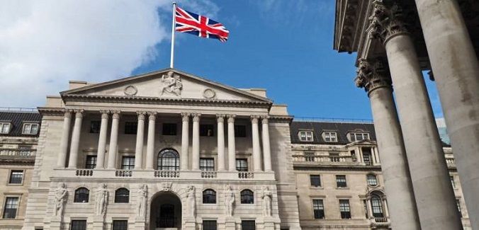 El Banco de Inglaterra recorta tipos de interés