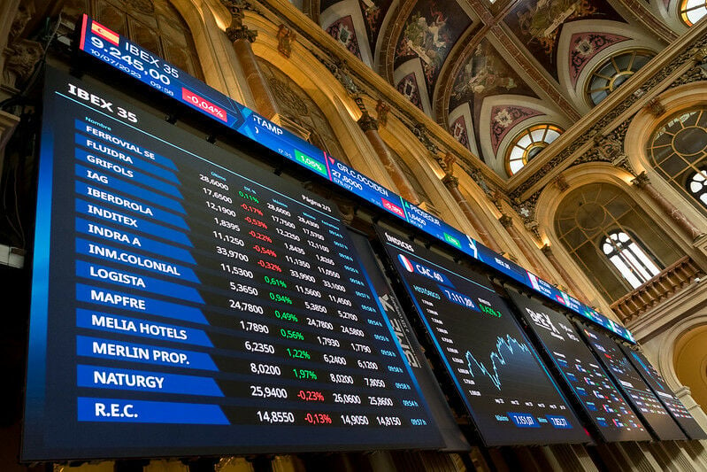 El Ibex 35 extiende las subidas pero sigue dudando a puertas de los 9.700