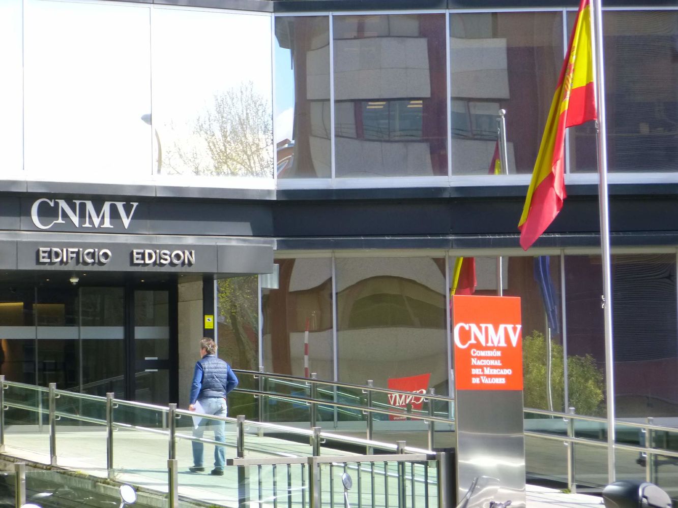 La CNMV extiende la prohibición de incrementar las posiciones cortas en la bolsa española